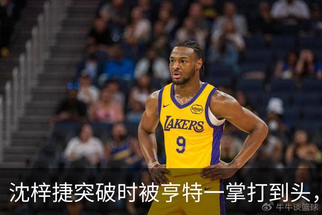 沈梓捷突破时被亨特一掌打到头，裁判回看后升级为违体